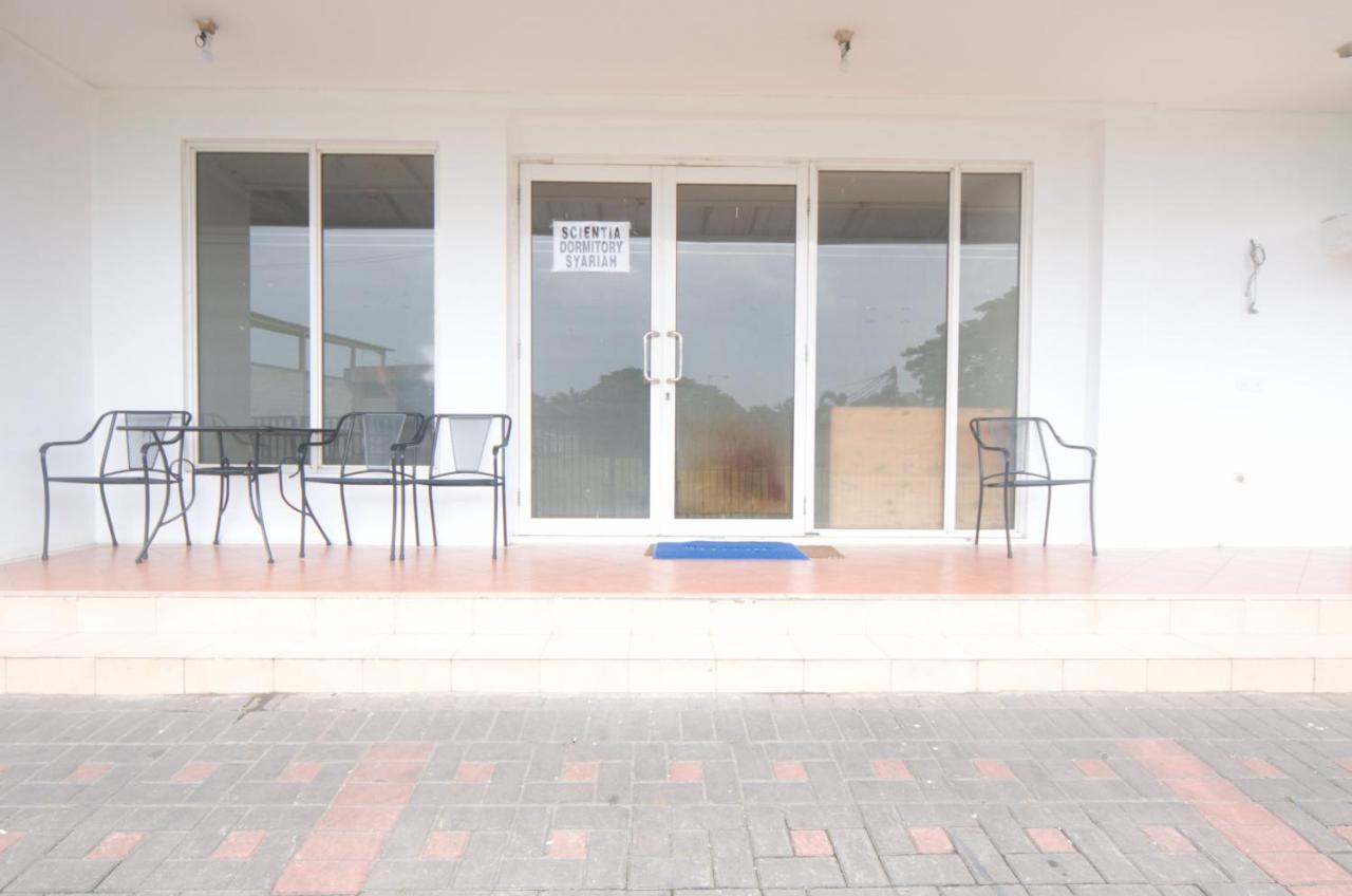 טנגרנג Oyo 3049 Scientia Dormitory Syariah מראה חיצוני תמונה